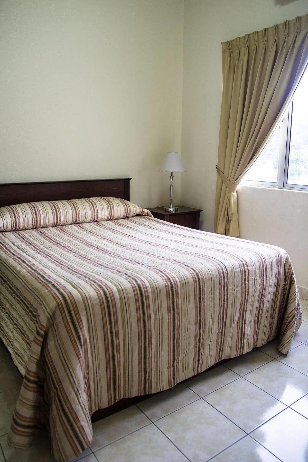 Suria Service Apartment-Hotel Bukit Merah Esterno foto
